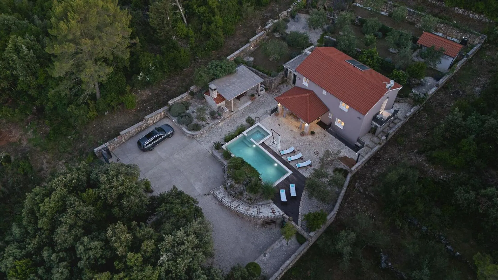 Sutomiscica Villa Island Gem
