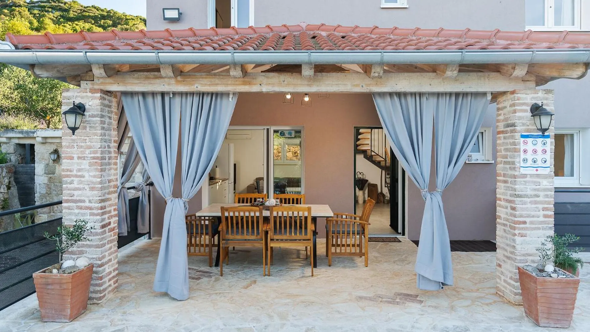 Sutomiscica Villa Island Gem